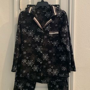 ✋Ellen Tracy SOFT Black and White Snowflake Flannel Pajamas